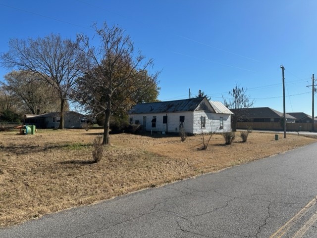 Great level building lot. Corner lot close to schools, and shopping. City water & electric on site.