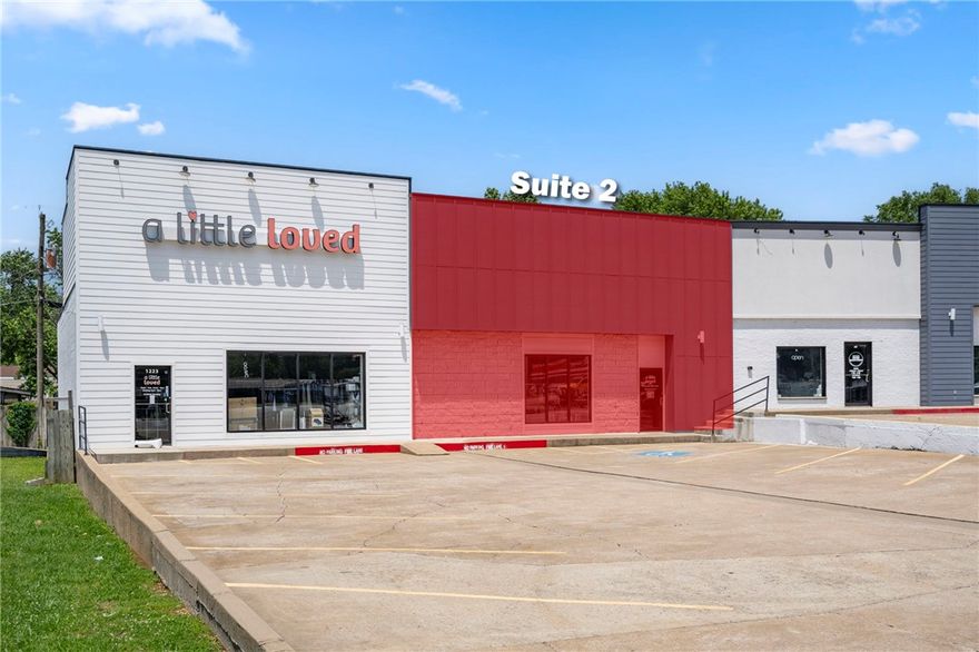 Class-A Retail Space for Lease on Highway 412 in Siloam Springs, AR. This highly visible ±1,350 SF retail
storefront is positioned directly along the Highway 412 corridor with approximately 29,000 vehicles per day offering exceptional exposure and easy access for customers. The current layout of the space makes it ideal for a salon or barbershop with multiple workstations. It also features an ADA-compliant restroom, a dedicated fitting room, and two additional storage closets, providing an efficient and flexible layout for a wide range of retail users. Delivered in turnkey condition, this property is ideal for a high-quality retail, boutique, or service tenant seeking a strong presence. Surrounded by established national retailers including Walmart Neighborhood Market, KFC, Sonic Drive-In, AutoZone, Taco Bell, and O’Reilly Auto Parts, this location benefits from consistent traffic and built-in consumer demand.