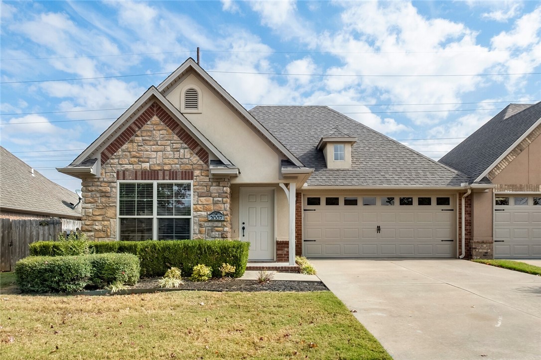 Lovely townhome in a great location centrally located near shopping, groceries, trails, and all that Bentonville has to offer. Tons of natural light, walking trails out your front door, and plenty of yard space in the back. Coler bike park and restaurants also near by. Ready immediately, 1 pet negotiable with extra deposit.
