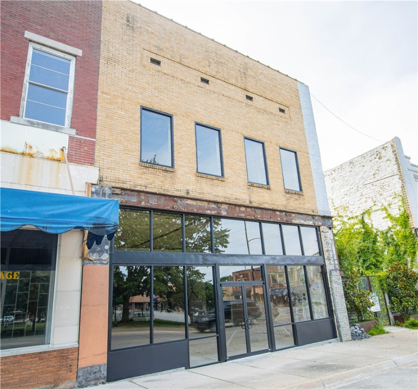 Beautiful historic 100+ year old building on the Harrison, AR downtown square in the newly founded Entertainment District. Building has a brand new floor and storefront. Has electric, HVAC and its ready for you!! Call now to look at this amazing commercial space.