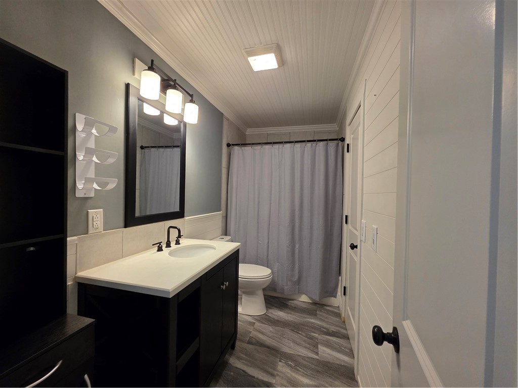 Townhouse Tct 3 A/K/A Drake Court Bvv - Residential