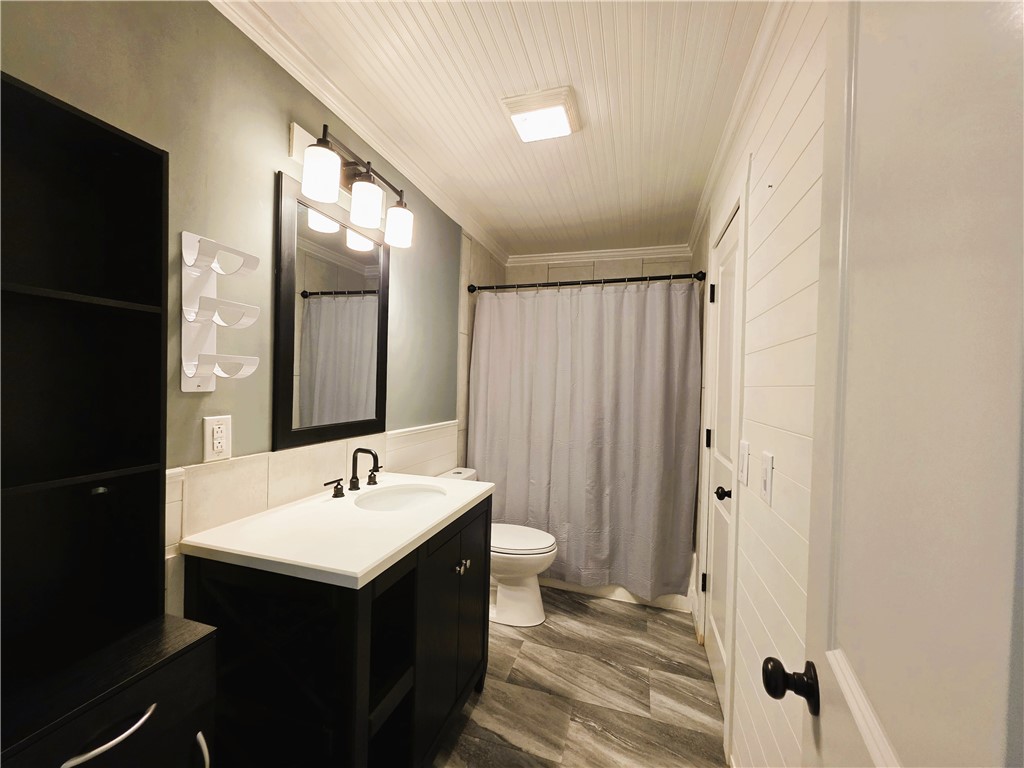 Townhouse Tct 3 A/K/A Drake Court Bvv - Residential