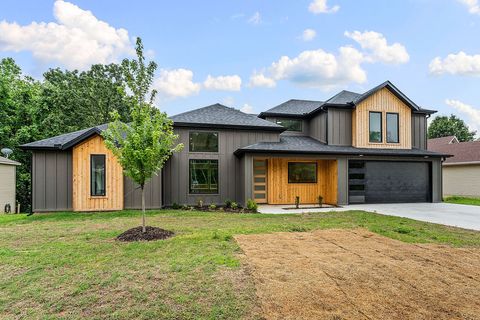Photo of 7 Grampian Drive, Bella Vista, AR 72715 (MLS # 1348476)