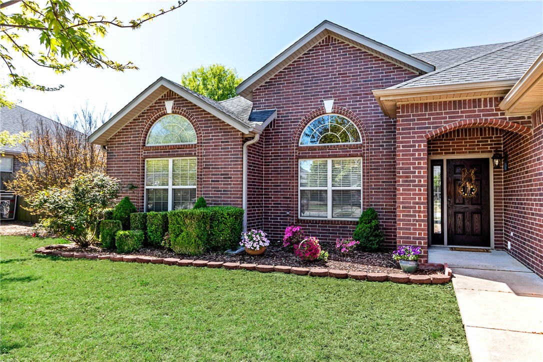 Beautifully maintained home in nice neighborhood! This home has a wonderful homey feel the second you walk in! It boasts of a split-floor plan, walk-in closets, whirlpool tub with split shower (in master bedroom). Perfectly Move-in Ready!!! Would also make a great investment house due to the area it is in (so close to Fayetteville (UofA and elementary school/middle schools) and Farmington). Don't miss out on this one!