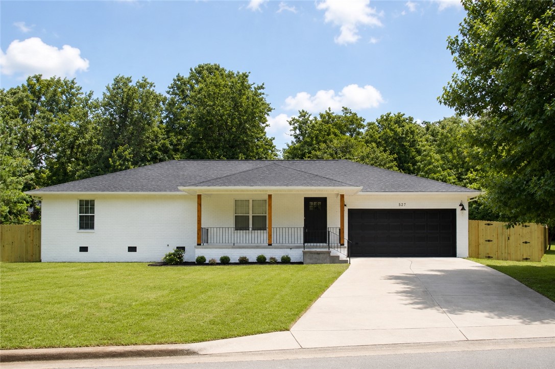 Photo 1 of 17 — 527 W Selle Drive, Fayetteville, AR 72701