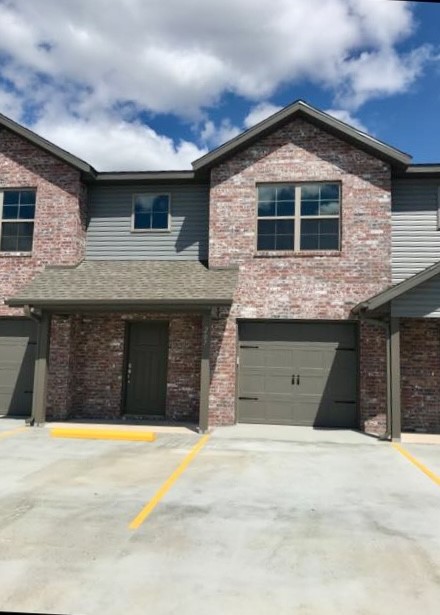 Beautiful 3 bed/2.5 bath townhome available for rent in Gentry AR. 3 year old building with a 1 car attached garage, plus extra parking out front. All appliances are included (range, dishwasher, microwave, washer and dryer), and landlord will provide yard maintenance.