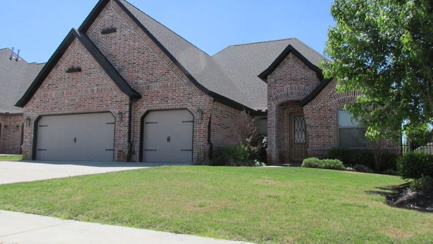 Spacious 3 bedroom and 3.5 bath house with a 20x20 bonus room that could be a 4th bedroom, study and formal dining, 3 car garage. Custom maple cabinets and granite throughout. No sign in the yard.