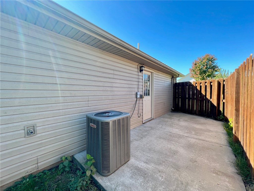 RESIDENCES AT CITY WEST SUB PH I, THE- - Residential Lease