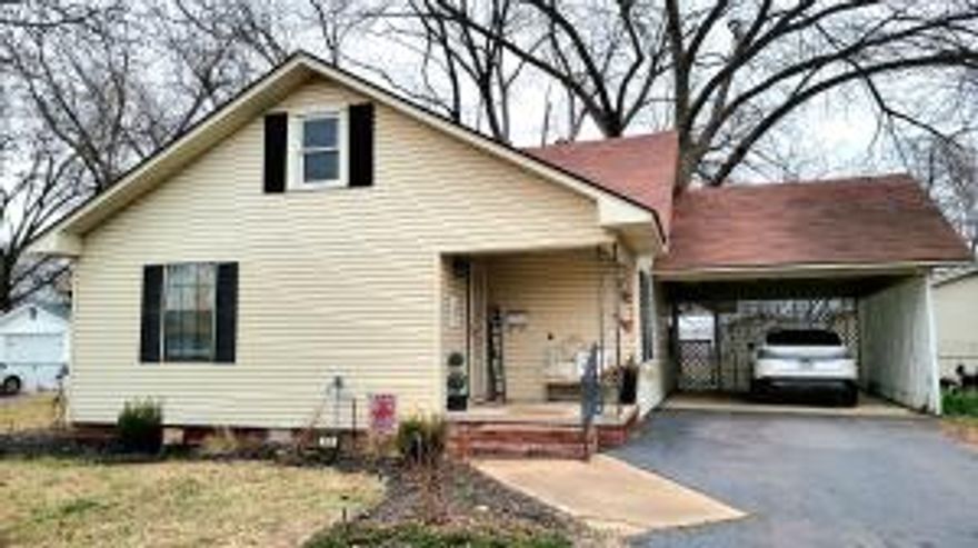 Get ready to be in awe at this beautiful home that surrounds you with warmth the moment you walk in the door. Enjoy your morning coffee while watching the sunrise over the Arkansas River and spend your evenings relaxing on the covered back porch or the Gazebo w/ multi-level deck. This backyard is perfect for entertaining your friends and family while cooking out and watching the barges pass by. You can even take a stroll along the banks of the Arkansas River, but don't forget your fishing pole to cast away your cares by reeling in the catch of the day.This 3 BR 1.5 BA cottage style home offers updated living room. The kitchen & dining area located at the back of the home with bay windows. All Appliances will convey. There is a 42 x 20 workshop complete w/mancave, & a 12 x 12 storage bldg