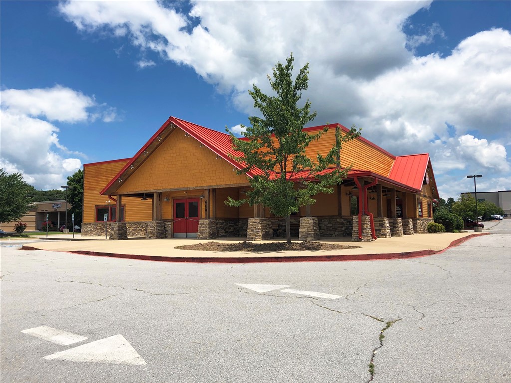A 6,000 square foot restaurant building for sale in Scottsdale Shopping Center. Surrounded by several national retailers including Kohl’s, Barnes & Noble, Belk, and Lowe’s. Adjacent to Malco Theatre and quick access to Interstate 49. Area named “Restaurant Row” due to popularity of being the shopping destination of the W Walnut Street and SE Walton Blvd city line.