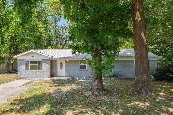 1075 S BALDWIN AVE, FAYETTEVILLE, AR 72701 - Image 1fb468516da10342efccc3cfa55ae111/4227453041