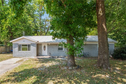 Photo of 1075 S Baldwin Avenue, Fayetteville, AR 72701 (MLS # 1358558)