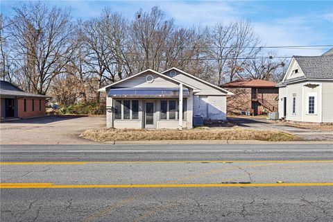 Photo of 1015 N Arkansas Avenue, Russellville, AR 72801 (MLS # 1334204)