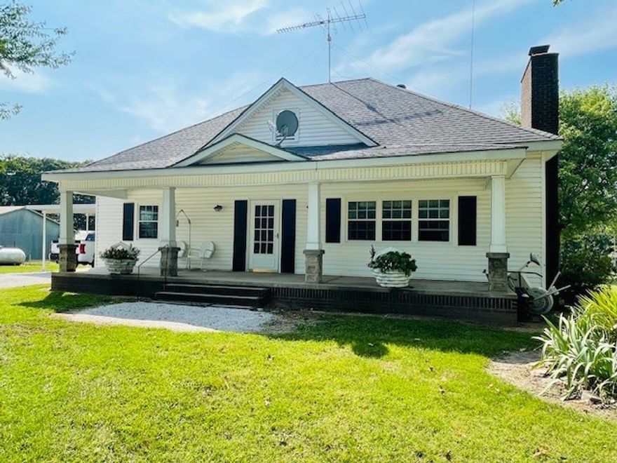 Country Charmer Fixer Upper, sitting on 206 beautiful acres, mostly all level, about 35-40 acres wooded. Several outbuildings and metal Barns on 3 of the parcels. One parcel is all wooded on the North side on London Rd. value is in the land, showings by appointment only.
