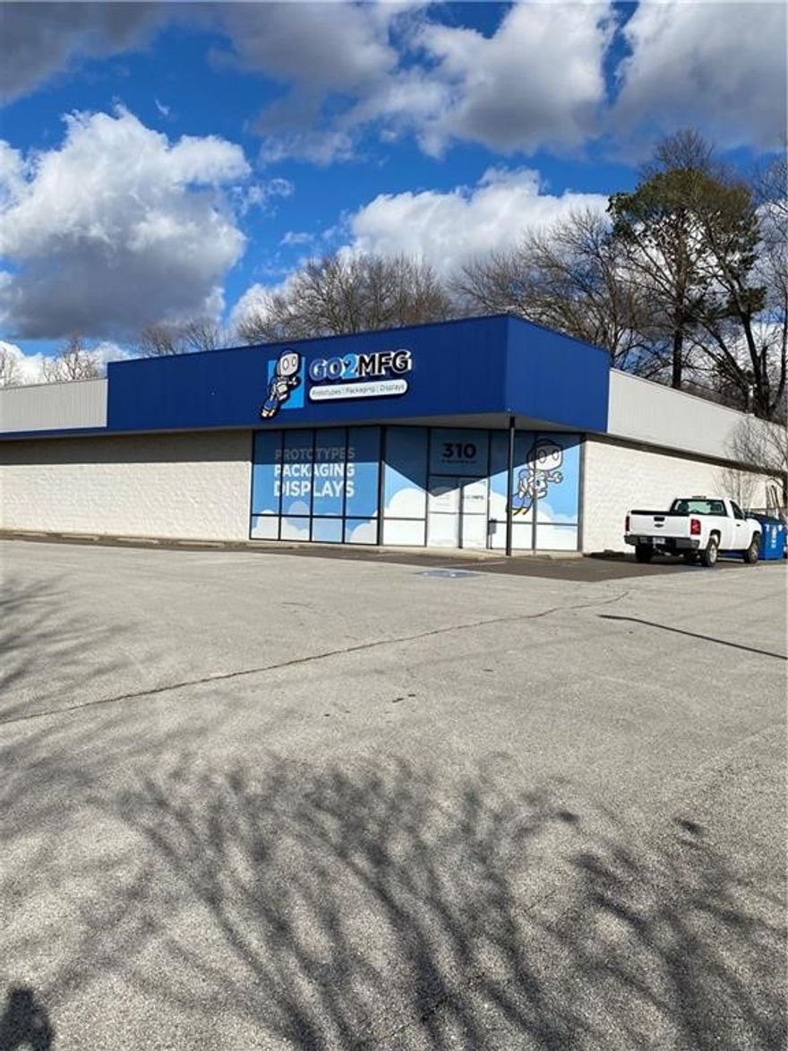 Great visibility with an excellent location right on Walton Blvd! Less than 1 mile from downtown Bentonville and Walmart home office.  An open floor plan and plenty of parking. Perfect for office, retail or flex use. Overhead pull up door around back. See attached offering memorandum.

Also listed for lease as MLS # 1171582.
