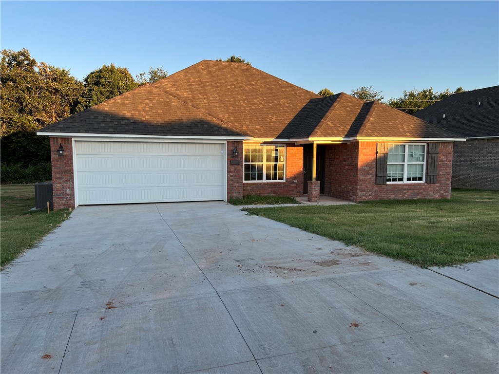 Beautiful 3 bed 2 bath home in established neighborhood of Bentonville. Perfect Location to I-49, and all that downtown Bentonville has to offer. Large open living room with lots of windows, dining area opens into the kitchen and features wood style flooring, refrigerator, over range microwave, dishwasher and glass top range. Large fenced yard with mature trees and patio area.