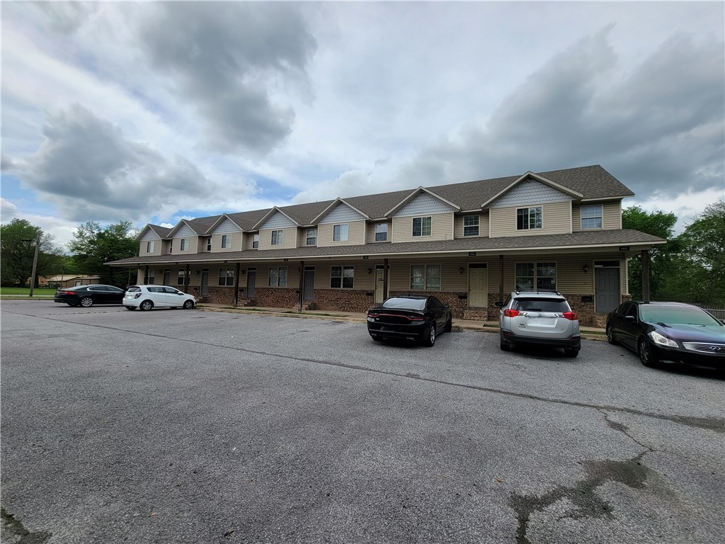This 2-bedroom, 2.5-bathroom townhome offers 1,200 square feet of comfortable living space in a prime Centerton location.
Features You'll Love:.
Outdoor Space: Enjoy a fenced backyard—perfect for relaxing, gardening, or pets.
Pet Friendly!
Prime Location: Situated near scenic walking trails and parks, a short drive to shopping areas, nearby many local restaurants, and just a short distance from Centerton Food Truck Park.
Details:
Size: 1,300 sq. ft.
Bedrooms: 2
Bathrooms: 2.5
Appliances: Dishwasher, oven included. Laundry hookups available on site.
Photos of a similar unit in same building.