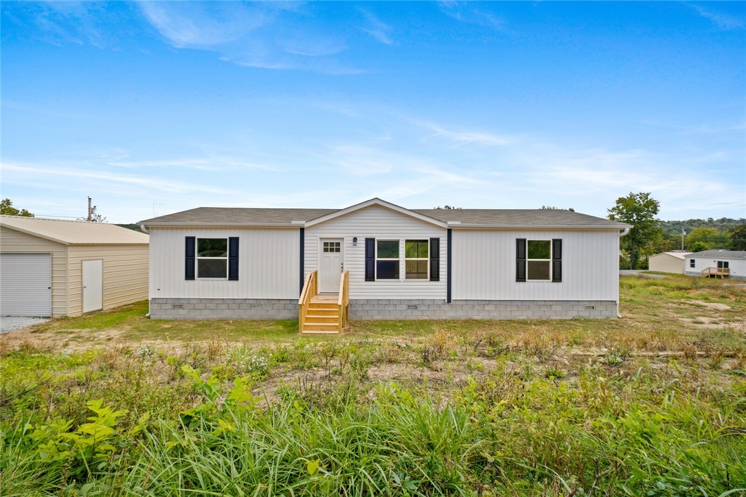 Brand new manufactured Clayton home on a quiet, large .45 acre lot in Sulphur Springs. 3 bedrroms, 2 bath (one ensuite in master bedroom). Great starter home or investment property! Home comes wtih a Frigidaire fridge, stove, and dishwasher, with dedicated laundry space. Cute island with sink separates the kitchen from the living space. Home is eligible for FHA and VA loans. Includes a 5 year extended home warranty.