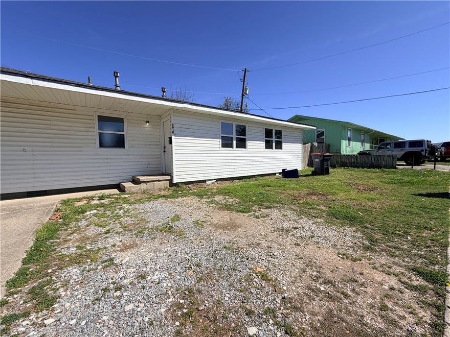 Well-maintained and conveniently located, this unit at 501 David St #B offers comfortable living in the heart of Springdale. Featuring a functional layout, this home provides a great opportunity. Enjoy easy access to shopping, dining, schools, and major roadways, making daily commutes a breeze.  Don’t miss your chance—schedule your showing today!