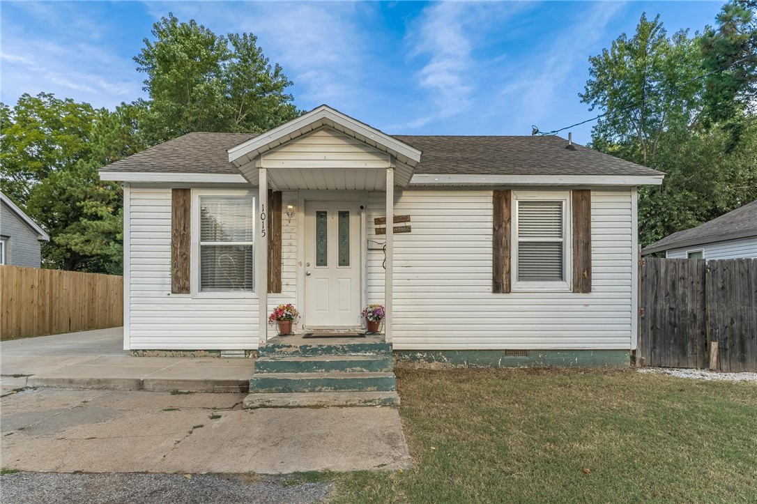 Your new home is perfectly located near Downtown Springdale, Razorback Greenway Trail, Restaurants, and Entertainment. Enjoy the convenience and luxury of living close to all everything happening in Downtown Sprindgale.
This beautiful home offers 3 spacious bedrooms, one full bathroom and large flat backyard- ideal for relaxation and gatherings. it comes fully equipped with all appliances, including refrigerator, washer and dryer. As an added bonus, the seller offering $5,000 in closing costs with acceptable offer. Your new home is waiting for you to make it your own space.