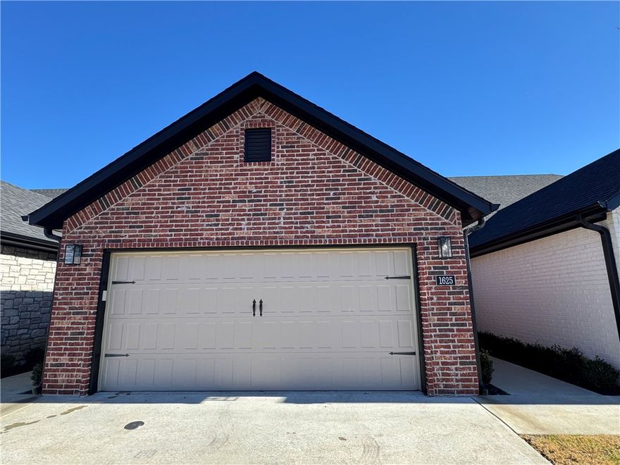 Great location close to Pinnacle Promenade Mall, Razorback Greenway Trails, Restaurants, Business Districts and I49. All one level 2 bed 2 bath with 2 car garage. Open floor plan with gas log fireplace, wood floors, granite counter tops, eat-in kitchen, pendant lighting, Gas or Electric Ranges, pantry, tiled showers and walk-in showers. Private covered patio landscaped front yards. Low maintenance and easy living in NWA.