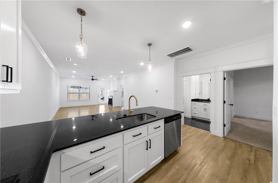 Dixieland Twnhms Rogers - Residential