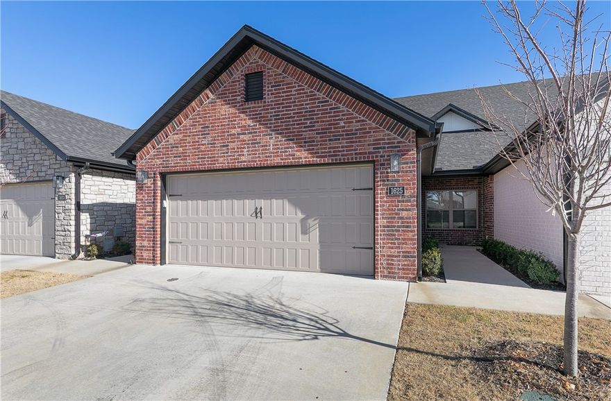 Great location close to Pinnacle Promenade Mall, Razorback Greenway Trails, Restaurants, Business Districts and I49. All one level 2 bed 2 bath with 2 car garage. Open floor plan with gas log fireplace, wood floors, granite counter tops, eat-in kitchen, pendant lighting, Gas or Electric Ranges, pantry, tiled showers and walk-in showers. Private covered patio landscaped front yards. Low maintenance and easy living in NWA.