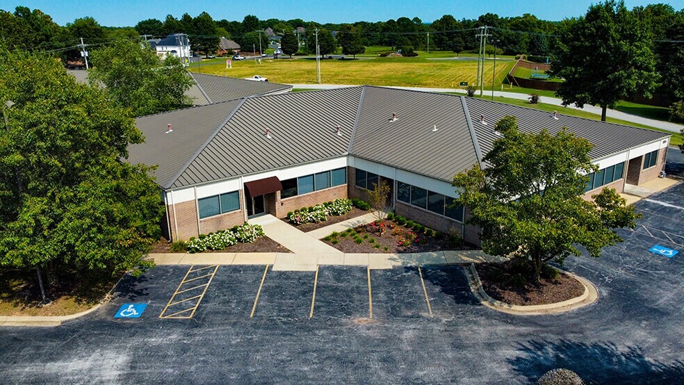 Prime Bentonville location.
Directly off Interstate 49 with high visibility & easy access.
Only 2 miles from the new Walmart Home Office campus.
Custom finishes.
Customize your space at the on-site design center: choose your own flooring, paint colors, countertops, & ceiling grid.
Office park amenities.
Trailhead and walking paths.
24/7 fitness center.
Stepping Stones Children’s Academy (on-site daycare).
River Grill (onsite dining).
Local summer food trucks.