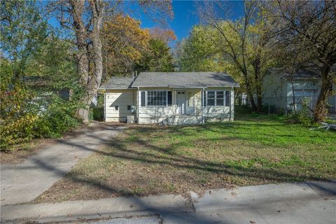 Photo of 421 S Lincoln Street, Neosho, MO 64850 (MLS # 1330551)