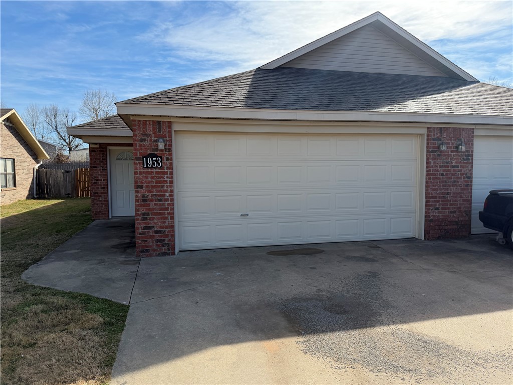 Oak Village Sub Rogers - Residential Lease