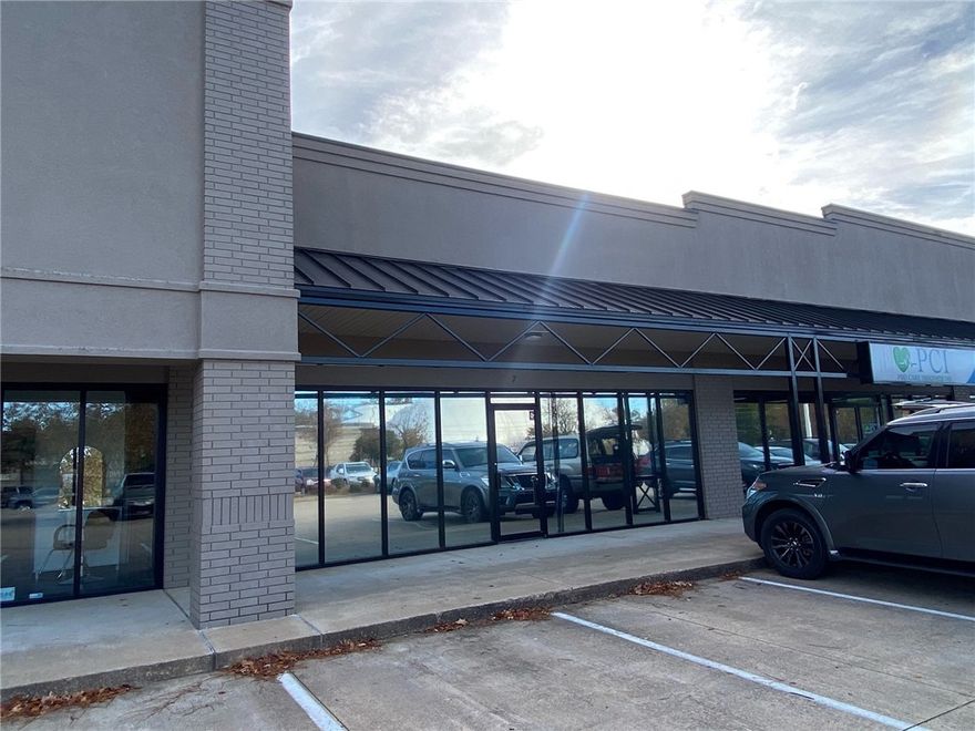 Come take a look at this outstanding commercial office or retail space located in the coveted Northeast Fayetteville area! This 1,500 sq ft space, available starting November 1st, is nestled in a high-traffic location, perfect for maximum exposure. Establish your business in the heart of Fayetteville and take advantage of this unique, feature-rich property!