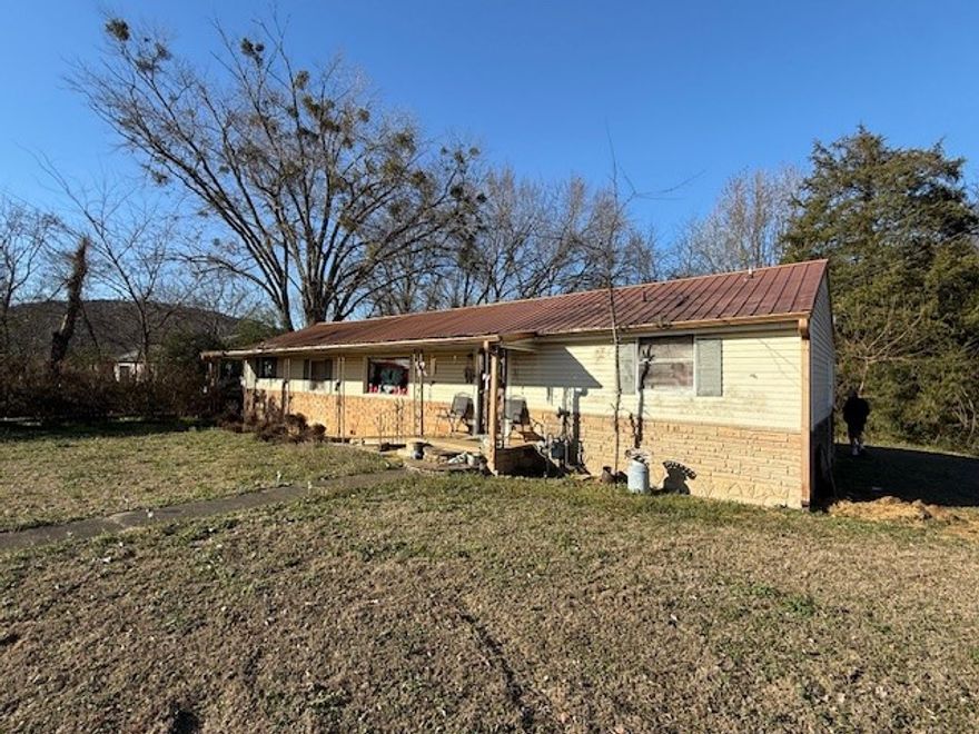 Excellent location close to schools, work, hospital and shopping in Paris AR. Great starter home or perfect for an investor with renter already in place and a long rental history. This is a great opportuinty, don't let it get away!