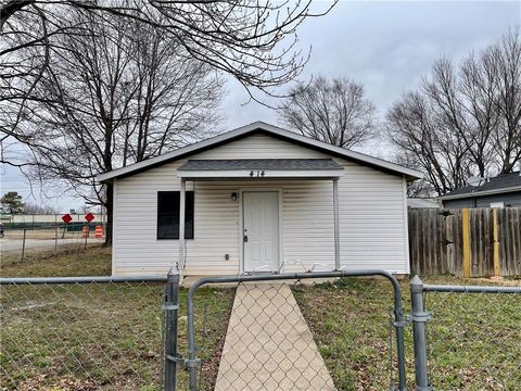 Photo of 414 W Price Avenue, Springdale, AR 72764 (MLS # 1336319)