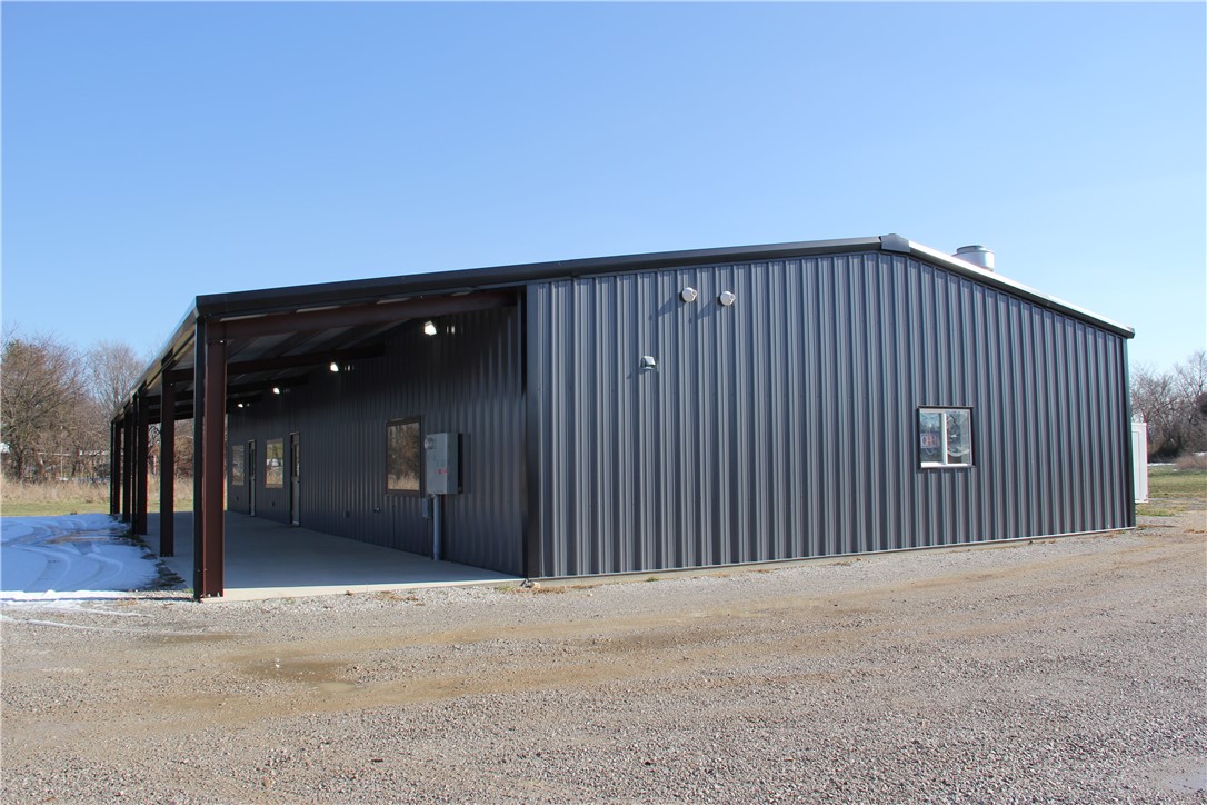 Most recently a restaurant, this 2024-built, 40x80 metal building and flat, 2.99 acre surveyed lot is poised for any multitude of uses. There is plenty of space on the lot for additional structures, and ample room for parking vehicles and equipment large or small. The building is fully heated and cooled by four 8-ton units, boasts his & her restrooms, and even has a third private bathroom and office space. Spray foam insulation, painted drywall, custom trim and durable flooring make it move-in ready for many types of businesses. For the restaurant entrepreneurs, equipment available, including three fryers, two flat top grills, one commercial freezer, and a 12ft fire suppression cooktop vent. The property is situated right across from the Green Forest City Park, allowing for high visibility and solid traffic counts. The building feels brand new and very well maintained. Come find out just how conducive this property is for achieving your small business goals or expanding your companyās current operations!