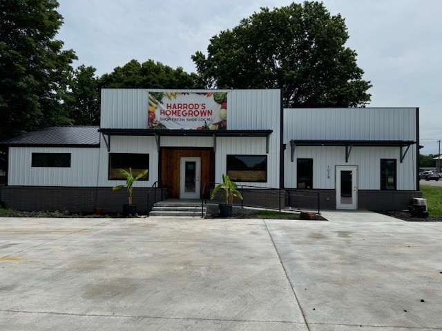 Excellent retail or office location in Farmington. Major road frontage and visibility on Hwy 62. Building currently available for sublease. All or part of the building available. Call for more information.
