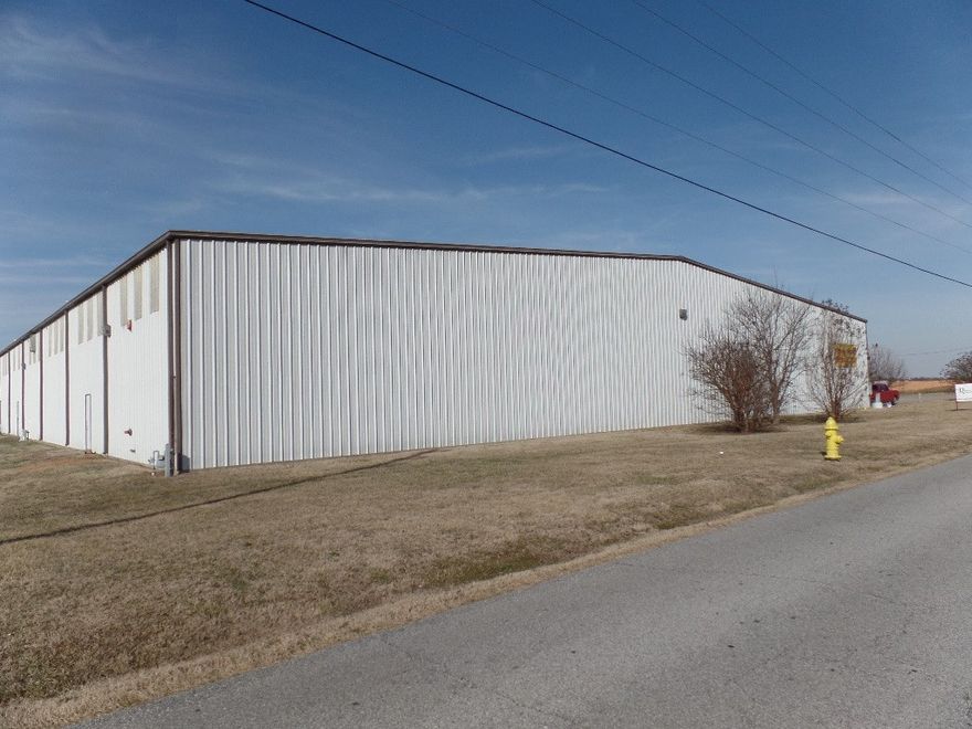 GOOD WAREHOUSE OR MANUFACTURING SPACE, SOME RACKING IN PLACE IN THE BUILDING. CEILING HEIGHT 20 TO 26'