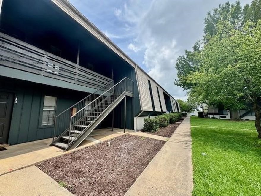 Special right now, 1/2 OFF 1st months rent with 1 yr lease! 
One bedroom located in Springdale! Comes with refrigerator, oven/range, and dishwasher. Laundry onsite. We process applications as we receive and once an application is approved, we reach out for deposit. Deposit secures the unit not the application. Please be aware of scams. Our application process is to be paid online through a secure portal, and we do not accept cash, CashApp, Venmo, and/or PayPal. Showings are through appointments only. Tenants responsible for all utilities - $45 water fee charged to account every month. Pictures are of like unit - same layout, finishes may vary!