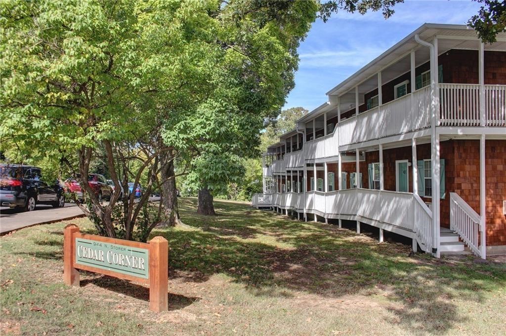 Great location! Walking distance to the U of A and close to everything Fayetteville has to offer. One bedroom, 1 bath with washer and dryer included. Updated appliances in the kitchen with LVP flooring and a granite countertop. ***Pics may not be of exact unit***