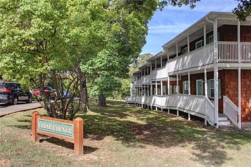 Great location! Walking distance to the U of A and close to everything Fayetteville has to offer. One bedroom, 1 bath with washer and dryer included. Updated appliances in the kitchen with LVP flooring and a granite countertop.  ***Pics may not be of exact unit***