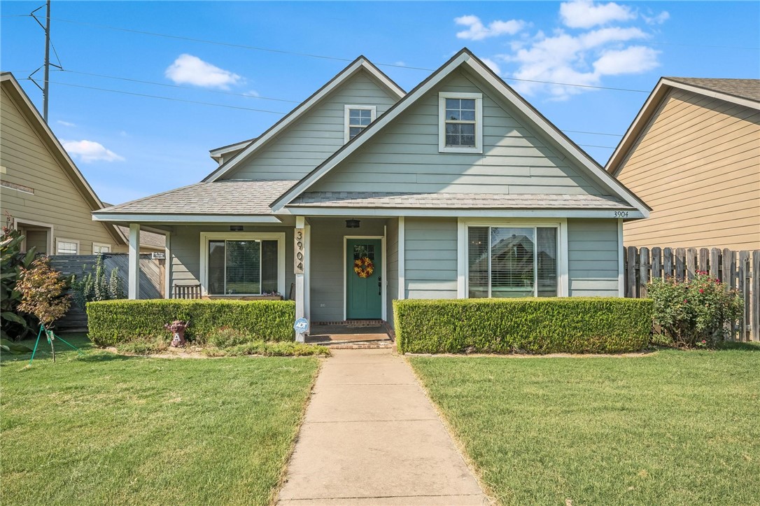 GREAT DEAL IN THE HEART OF BENTONVILLE. HARDYPLANK EXTERIORS, BRICK SKIRTS TO WINDOWS, SOLID GRANITE COUNTERS, FRIGIDAIRE APPLIANCES, CROWN MOLDING, CUSTOM CABINETS, PRO LANDSCAPED... ALL IN A PEDESTRIAN FRIENDLY SUBDIVISION WITH A POOL/CLUB HOUSE!