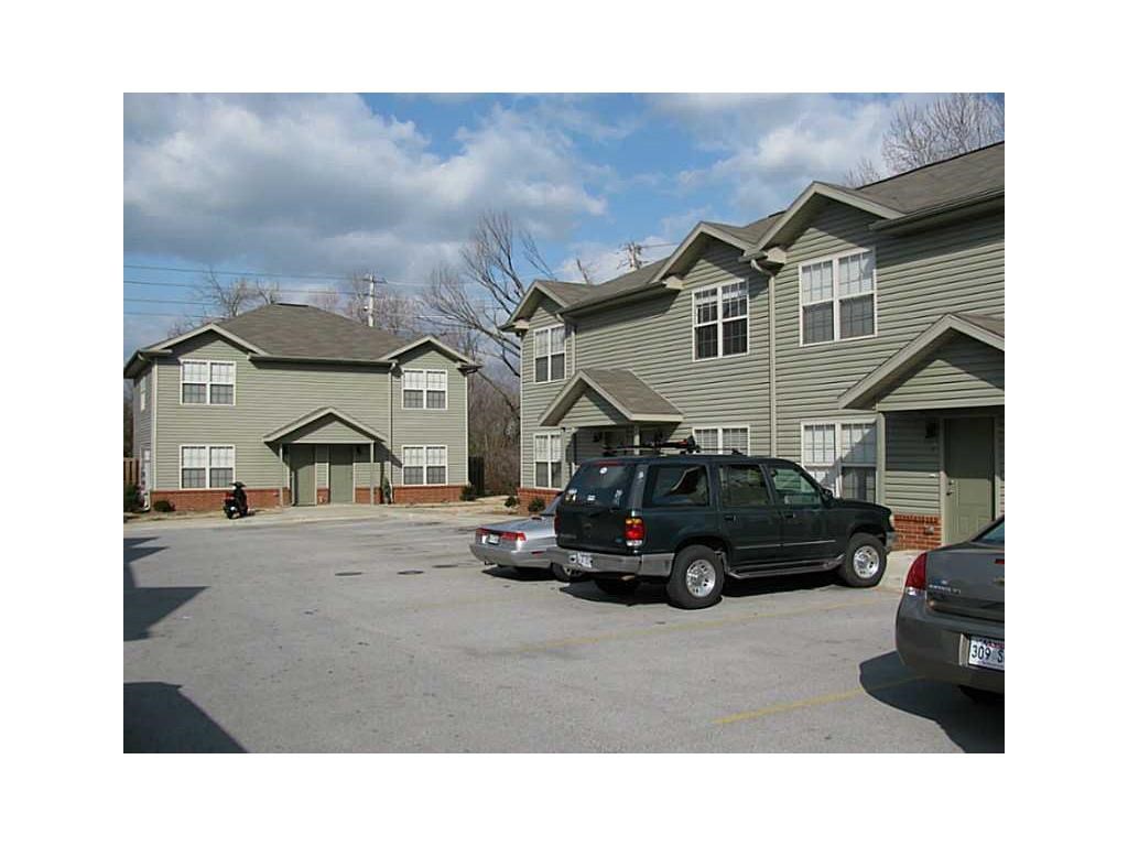 2 bedroom 2 bath townhouse, 2 blocks from Baum Stadium.