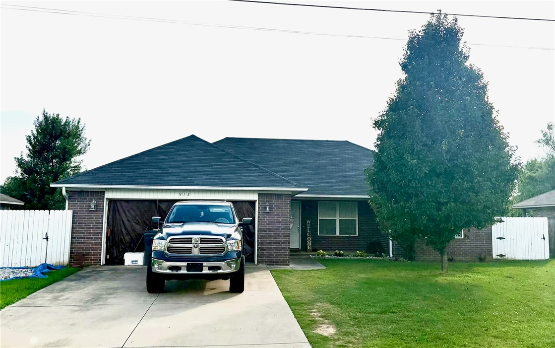 This 3 bedroom, 1.5 bath brick home offers comfort, convenience, and classic charm. Nestled in a quiet neighborhood, it features a spacious living area, attached garage, and a fully fenced backyardāperfect for pets, play, or relaxing outdoors. With great curb appeal and solid construction, this home is ideal for first-time buyers, small families, or anyone looking to downsize without sacrificing quality. Don't miss this opportunity to own a cozy home in a welcoming community!
?? Call today to schedule your showing!