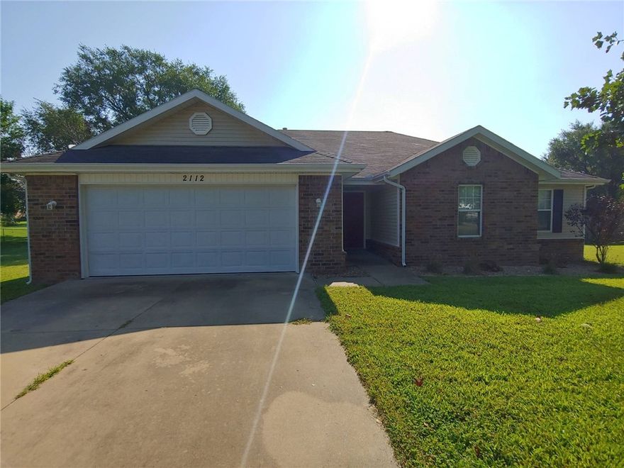 Great 3 bedroom 2 bath home in Pea Ridge. Split floor plan. Hardwood floor in Livingroom, gas fire place,
kitchen includes refrigerator, covered porch with large backyard.