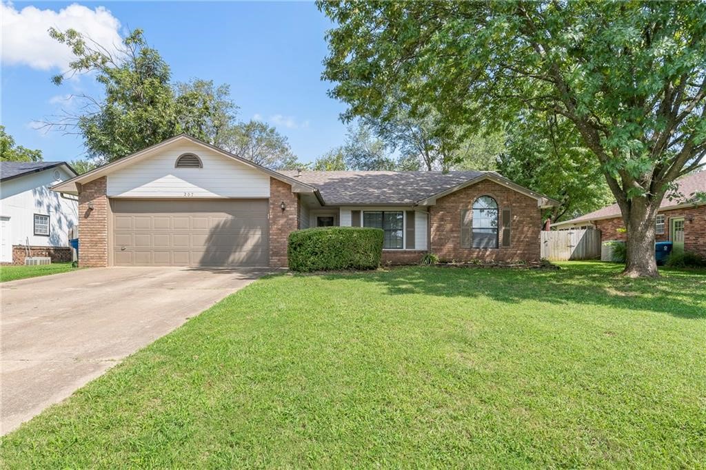 Cozy 3-bedroom 2-bath shaded home in walking distance to Walmart's campus and located conveniently close to stores and restaurants. 6 mins away from Crystal Bridges.
This house features a bright living area, an eat-in kitchen, comfortable bedrooms, and a storm shelter. And it is listed under the market price.
Come to check out your new home!