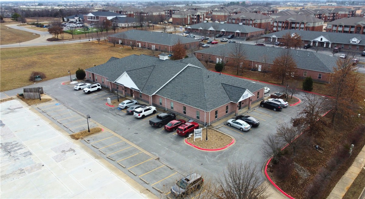 Suite 7: 6,425 SF
Suite 11: 2,000 SF
Suite 7 and 11 can be combined: 8,425 SF
Less than a 3 minute drive to new Wal-Mart HQ. Quick access to Walton Blvd & I-49. Move-in ready office space. Multiple restrooms and kitchenettes Ample windows for natural light.