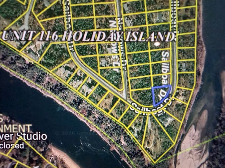 Ready to build in Holiday Island? This convenient lot is ready for your plans. Located a few minutes to Eureka Springs. Holiday Island amenities include golf, a clubhouse and pool. Also a marina with access to Table Rock Lake.