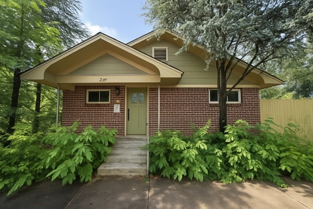 This charming commercial property offers a versatile space suitable for various professional uses. Located just blocks away from downtown Russellville's depot and entertainment area, it provides excellent visibility and accessibility. 3 separate rooms, ideal for offices or consultation spaces