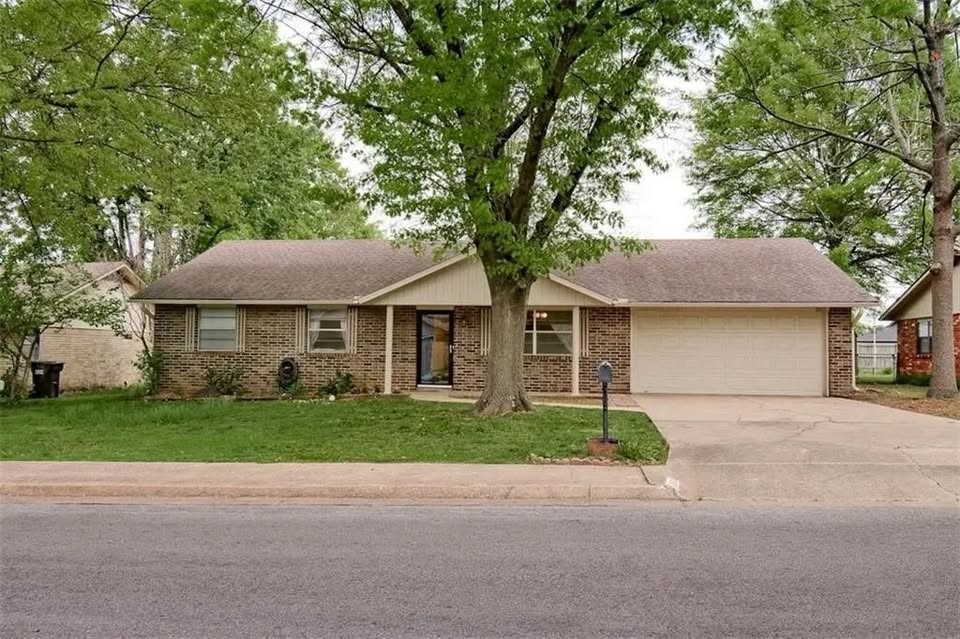 Springdale Rental Home:
Charming one-level home with 4 bedrooms/2 baths/2 car garage Updated kitchen with new cabinets and appliances. The 4th bedroom could also serve as a great home office/playroom/craft room. Open floor plan, family room with gas fireplace, formal living/dining, too. Patio and spacious backyard. Newer HVAC and water heater, Home conv. to schools, parks, interstate, and more.