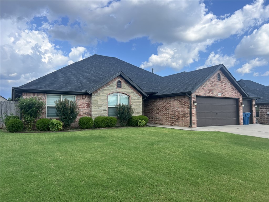 Stunning 3BR/2BA/3CA home for rent in super convenient Bentonville location. Live your best life in this one-level, split plan with a spacious bedrooms and tons of living space. Huge living room with hardwood flooring, vaulted ceiling w/ wood beams, & gas log fireplace. Or take it out to the enclosed sunroom or patio for 4-season and outdoor living. The gorgeous eat-in kitchen w/ 3cm granite counters, tiled back-splash, ss appliances & pantry is to die for! Primary suite includes separate dual vanities and closets, tiled shower, whirlpool tub. Other extras include wood blinds, wood privacy fence. Refrigerator, washer and dryer included. Walking distance to Creekside Park. No Pets.