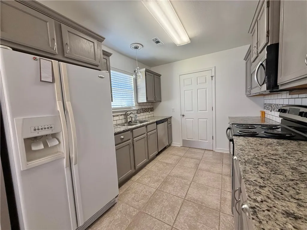 Centerton, Arkansas 72719, United States, 3 Bedrooms Bedrooms, ,2 BathroomsBathrooms,Residential,Pending,245592